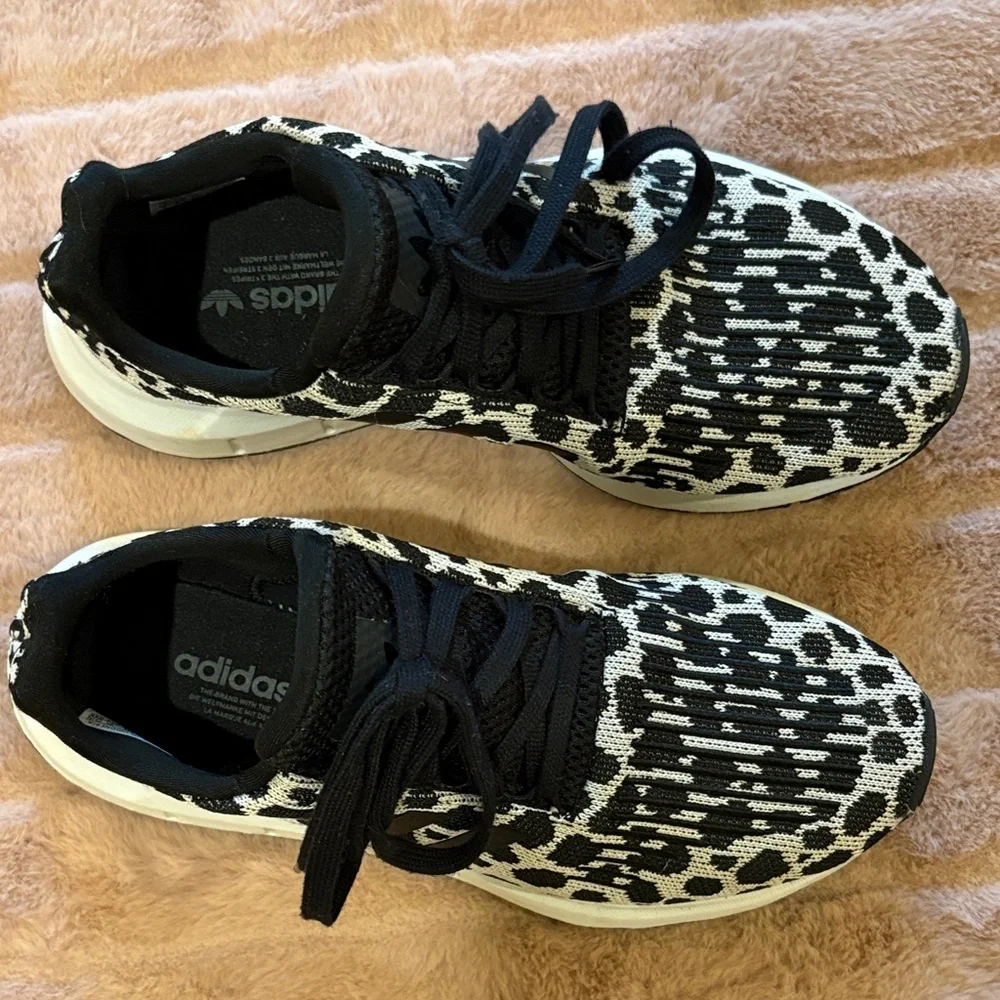 Adidas Swift Run 1.0 Sneaker Women's Black and White Spots size 7 - Picture 2 of 6